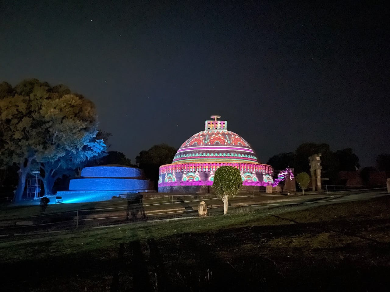 Stupa bei Nacht